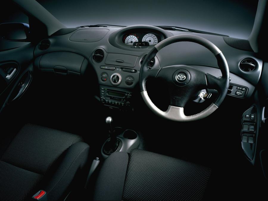  Toyota Vitz RS 3-Door 2000 года  (фото 2 из 6)
